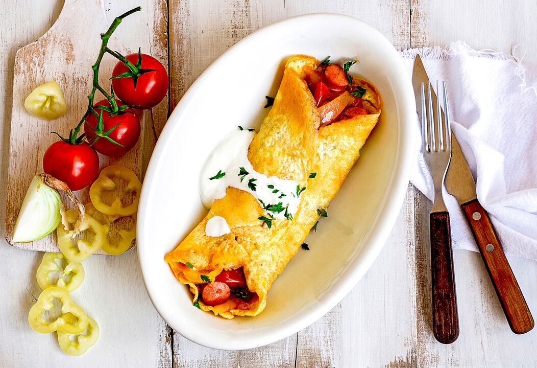 Café da manhã para quem está no ceto é uma omelete com queijo, legumes e presunto