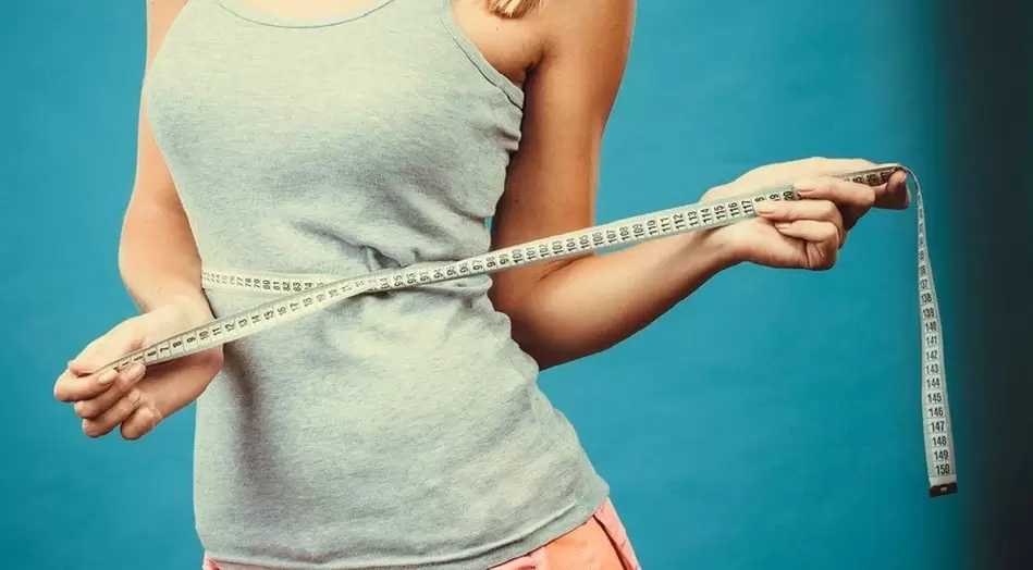 Menina magra corrige os resultados da perda de peso em uma semana